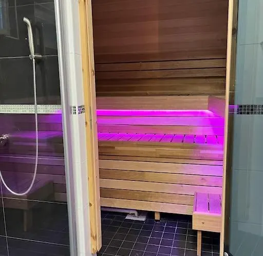 Stunning 5br 16 Bed With Finnish Sauna & Jacuzzi 340 M2 * Tampere