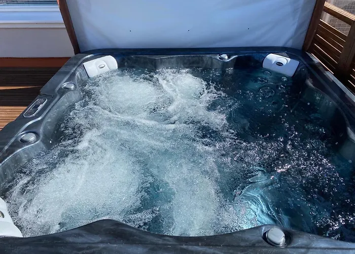 Villa Stunning 5br 16 Bed With Finnish Sauna & Jacuzzi 340 M2 *